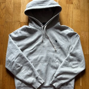 Polo Ralph Lauren hoodie - Hej, säljer en stilren polo Ralph lauren hoodie | Skick 10/10 | Det är bara att skriva vid fundering | Pris är diskuterbart ☺️