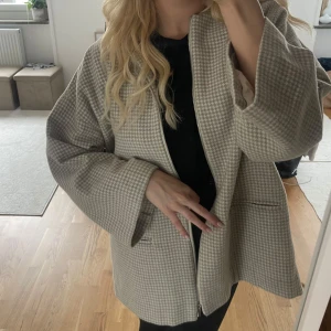 Vår/sommar kappa - Super fin kappa från Lindex, väldigt Likt Marlene Birgier mönster! Väldigt unik, säljs inte längre, storlek S men passar XS-L