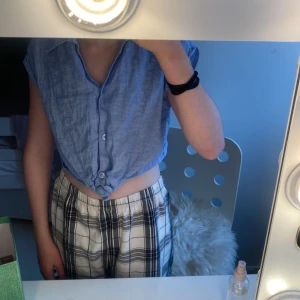 Blå croppad skjorta med knyt - Jag säljer den fina tröjan för 70 kr. Som ni ser på bilden så är den väldigt mycket magtröja men den är lite magtröja men det är bara att den är också för liten för mig🫶🫶