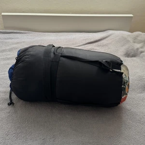 Sovsäck  - Sovsäck som säljs på grund av att den aldrig kommer till användning. Perfekt för övernattningar på läger, cuper eller camping! 