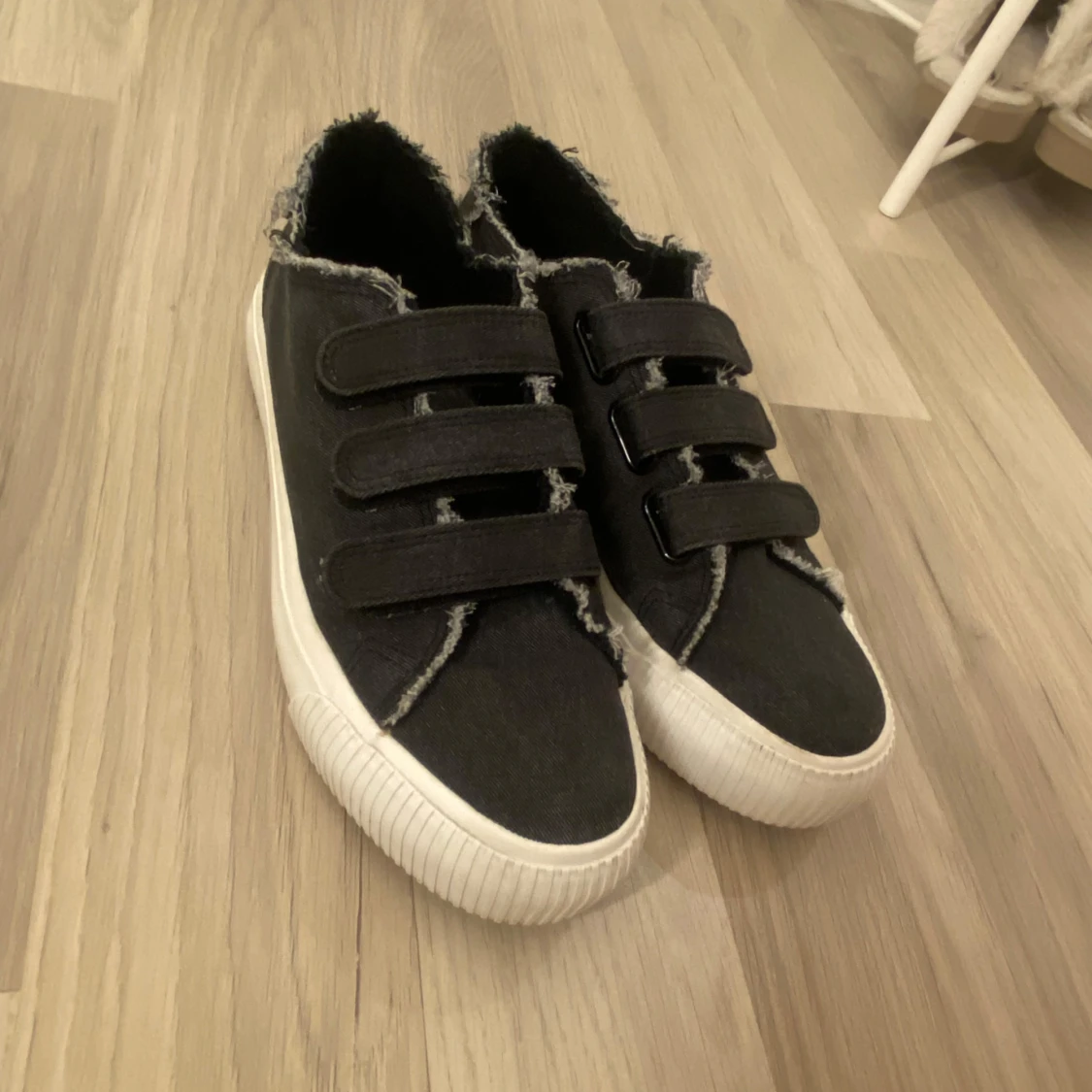 Svarta sneakers med fransade kanter - 4