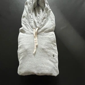 Polo Ralph Lauren hoddie  - Säljer en snygg grå polo Ralph Lauren hoddie som är använd få gånger