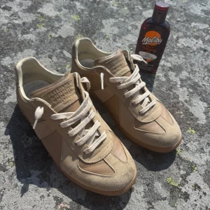Beiga  Maison Margiela Gats - Säljer ett par riktigt stilrena Maison Margiela gats i storlek 42 (sitter som 43 då deras storlekar är lite större). Skorna är i bra skick, lite smutsiga men går lätt att fixa. Boxen medföljer fast utan lock! Inget mer og medföljer men kan även ge bevis på legitcheck om det skulle vara så! Byten kan va intressant!