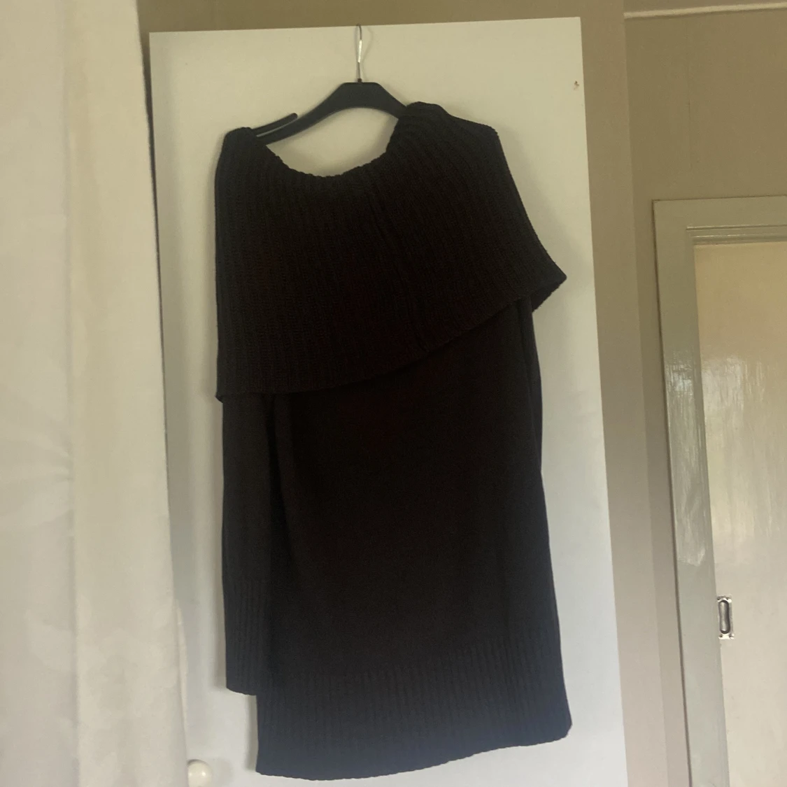 Svart stickad klänning från H&M - 1