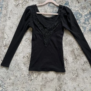 Svart V Ringad tight topp med glitterdetaljer - Köptes second hand men har inga tecken på användning, glittriga paljetter vid ringningen💞 skriv om du har någon fråga ☺️ 