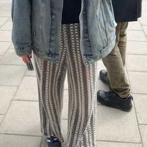 Hålmönstrade Byxor - Snygga somriga byxor, ganska kalla, men funkar i varmt väder. De har börjat slitas och har tecken på användning, men annars fins 🙈🫰🏻💕