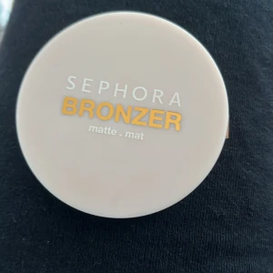 Sephora Bronzer Matte 01 - Säljer en matt bronzer från Sephora i nyansen 01. Kommer i en rund beige dosa med spegel i locket, perfekt för att skapa en solkysst look. Pudret är pressat och har en varm brun ton.