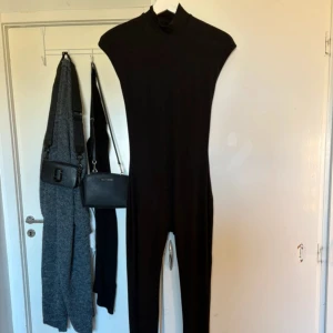 Jumpsuit från Bodssy - Svart jumpsuit från Bodssy. Använd endast en gång.   Nypris cirka 1200kr   Ger en fin passform och är lite tjockare i materialet så inte alls genomskinlig.   Öppning i ryggen och knappar man knäpper i nacken.