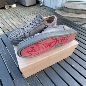 Loubs med spikar - Feta gråa Loubs med spikar, i princip nytt skick. Endast 1200.  pris kan diskuteras. Storlek 44 men passar även 44,5