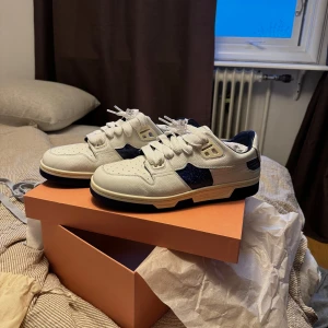 Acne Studio Sneakers - Acne Studio Trainers, använda kanske 2-3 gånger. Originalsnören är på igen och alla tillbehör finns tillgängliga. Även kvitto finns.