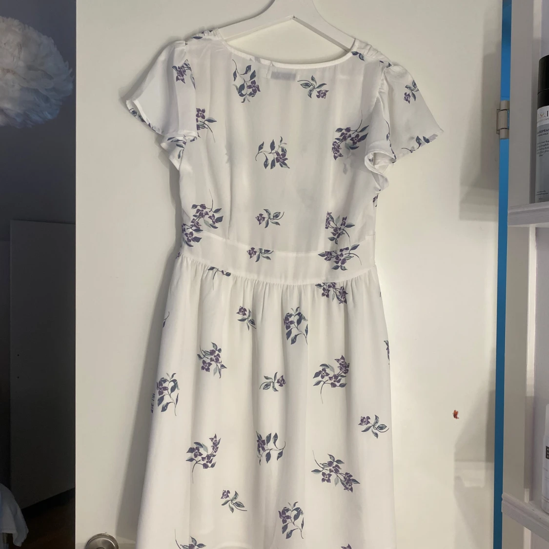 Vit blommig klänning  - 4