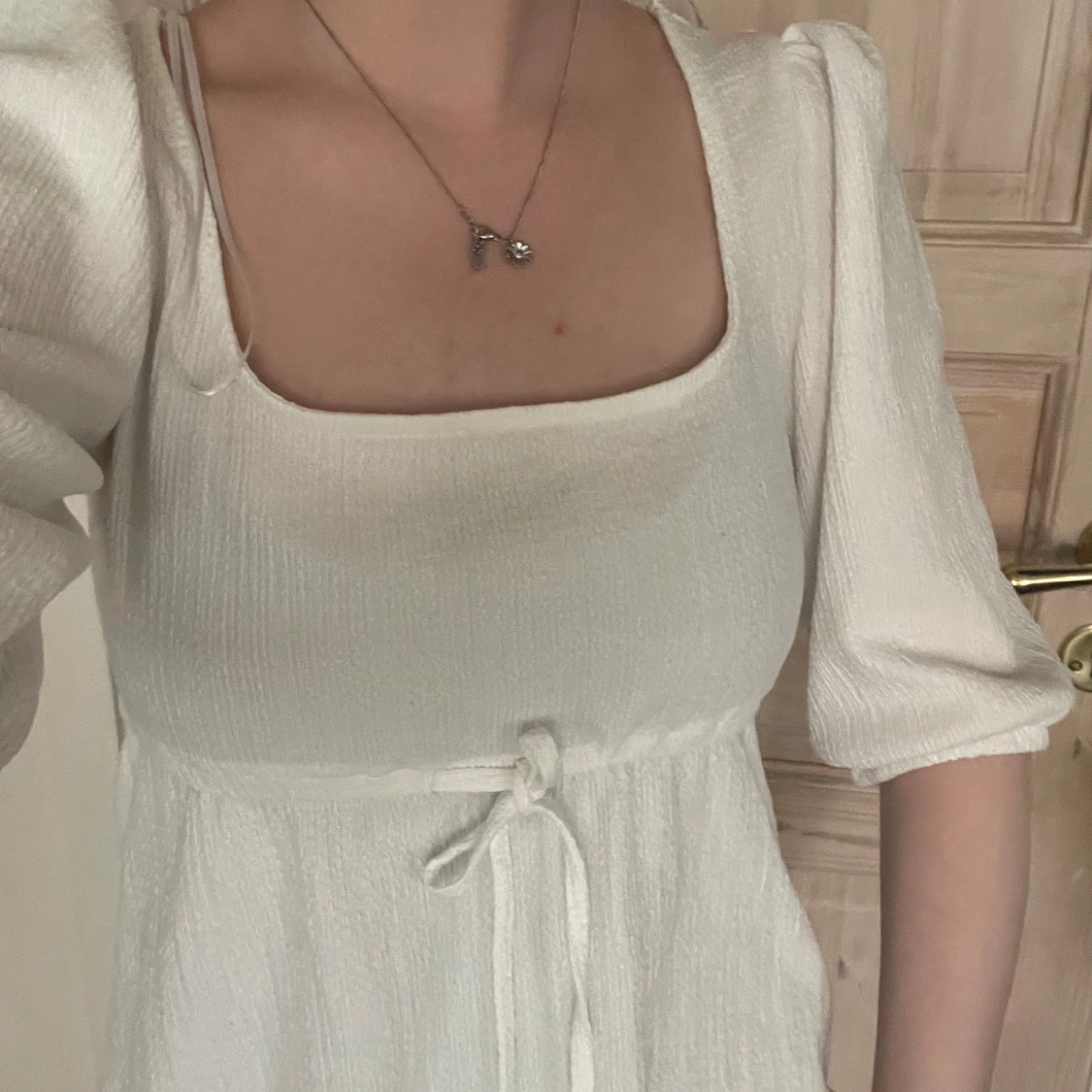 Vit blus med knyt i midjan - 1