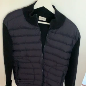 Moncler cardigan  - Marinblå moncler cardigan. Storlek L. Nyskick