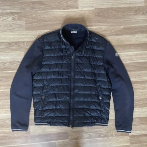 Moncler Cardigan  - Säljer en äldre modell Moncler Cardigan i bra skick. Tröjan fits M-L och inget og medföljer vid köp. Kom pm för mer bilder och info, äktenhetsbevis finns. MVH Anton 