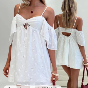 Vit kortklänning från Princess Polly med broderade blommor och volang - Superfin vit kortklänning från Princess Polly med tunna axelband och offshoulder-volanger. Klänningen har broderade blommor, knytning framtill och en luftig passform. Perfekt för sommarens alla tillfällen!