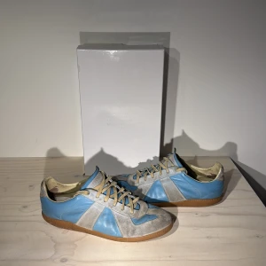 Maison Margiela - Säljer de här feta Maison Margiela Skorna för 1999kr. De är nummer 22 av 23 st i den speciala kollektionen. Priset är rätt billigt pga att de är rätt slitna och har defekter. Går 100% att fixa/tvätta till de mer. Bara  att skriva vid funderingar!😊