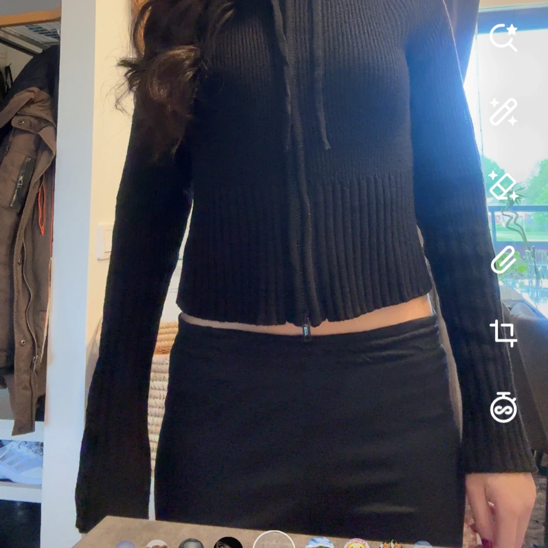 Svart croppad stickad hoodie med dragkedja