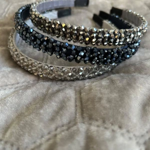Diadem - Tre snygga diadem med glittriga pärlor i märkblå, silver och grå. Diademen är täckta av små pärlor som ger en lyxig känsla och sitter bekvämt på huvudet.    🚨40kr st!🚨