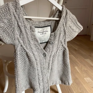 Stickad kofta  - Kortärmad, grå stickad kofta från Abercrombie & Fitch🫶🏻