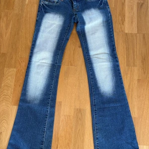 Blå bootcut jeans från Crazy Age - Säljer ett par blå bootcut jeans från Crazy Age i storlek 36. Jeansen har ljusa slitningar framtill och bak, och dom är bootcut. Jättefina ❤️❤️