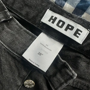 HOPE DENIM RUSH, BLACK - Säljer ett par svarta DENIM RUSH från HOPE med klassisk femficksdesign och raka ben. Jeansen har silverfärgade knappar och HOPE-logga i linningen. Tillverkade i robust denim som passar till många olika stilar. cond 7/10. Nypris CA 1800