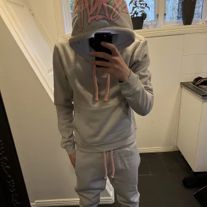 Syna wrld tracksuit - Syna wrld tracksuit Skick: helt ny Pris: 1400kr✅