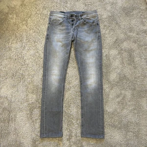 Dondup George jeans  - Dondup George jeans, storlek 30. Modell George. Skick 10/10. Nypris 3699kr. Vårt pris endast 1099kr☺️