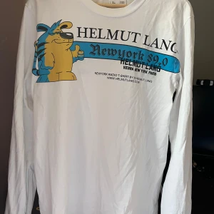 Vit långärmad tröja från Helmut Lang med tryck - Långärmad helmut lang tröja m en välidgt skön hund 