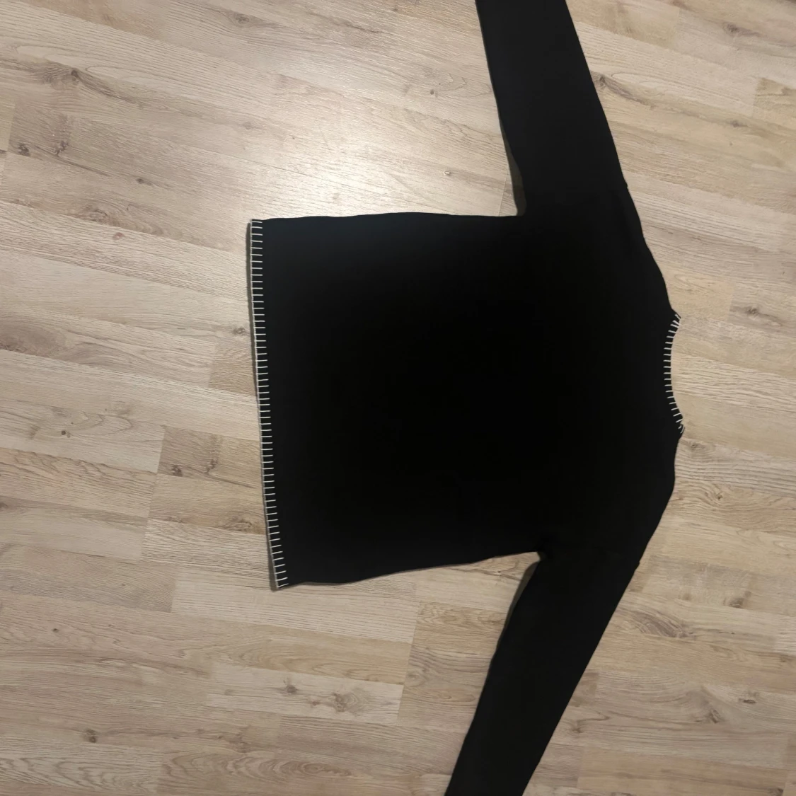 Svart stickad tröja med vita detaljer - 1