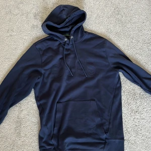 Hugo boss hoodie - Hej. Säljer denna snygga hugo boss hoodie i size S. Skick är 9/10. Mycket bra alltså. Size är S och sitter som S. Grym passform och köpt för 1300kr. Äkta givetvis