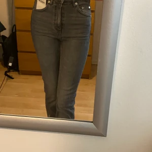 Skinny/jeans split från zara - Jeans med hög midja. 5 fickor, dragkedja. Den är 98% bomull och 2% elastan. Nypris 359kr. Köparen står för frakten 