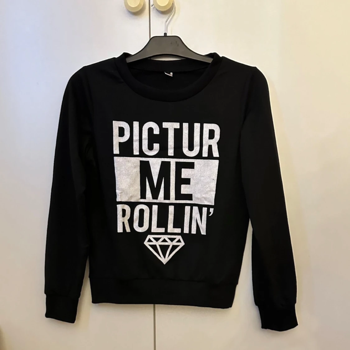 Svart sweatshirt med tryck