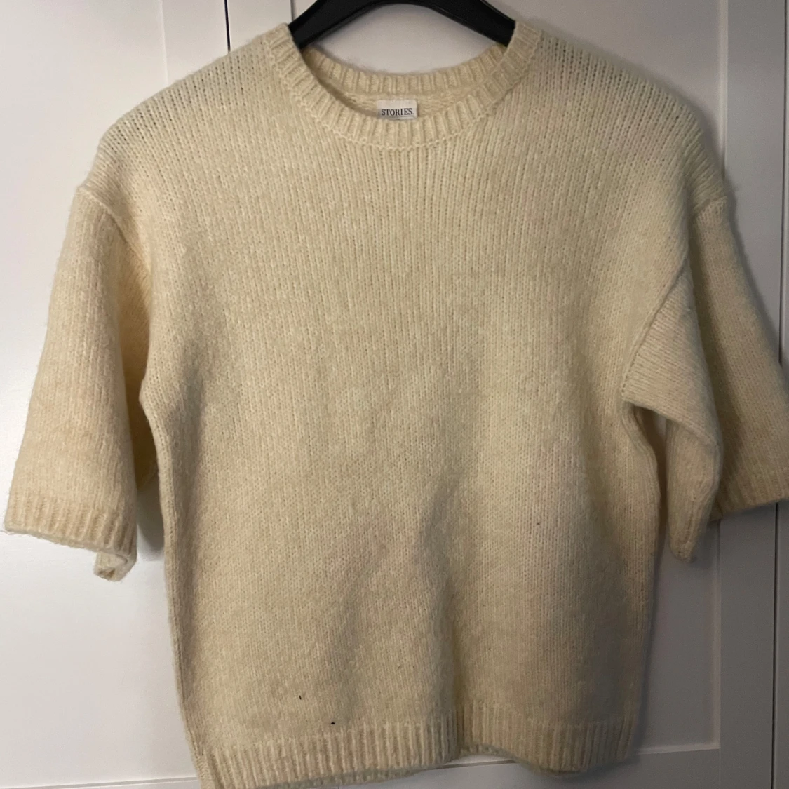 Beige stickad tröja från Stories