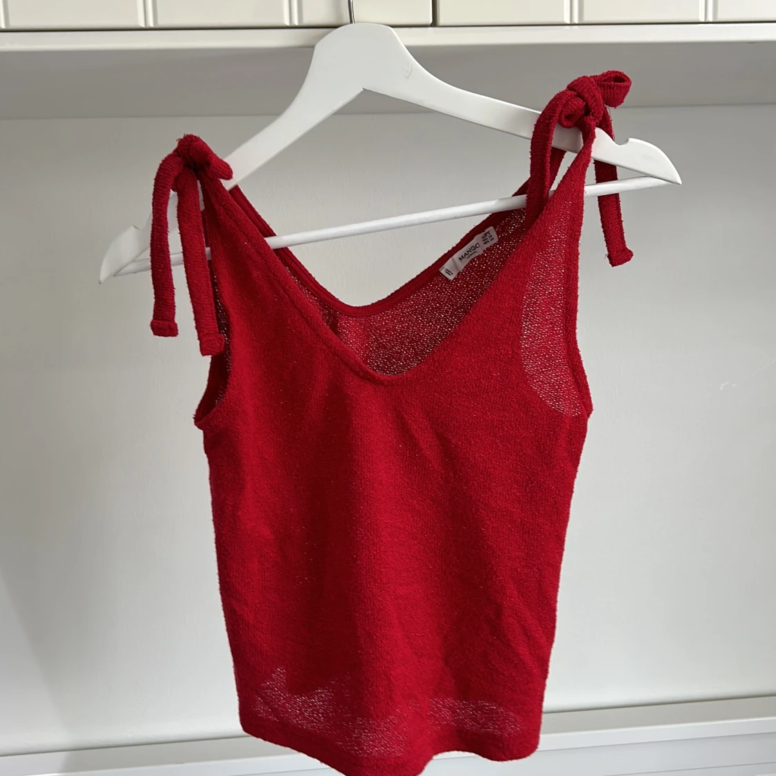 Röd stickad linnetopp från Mango