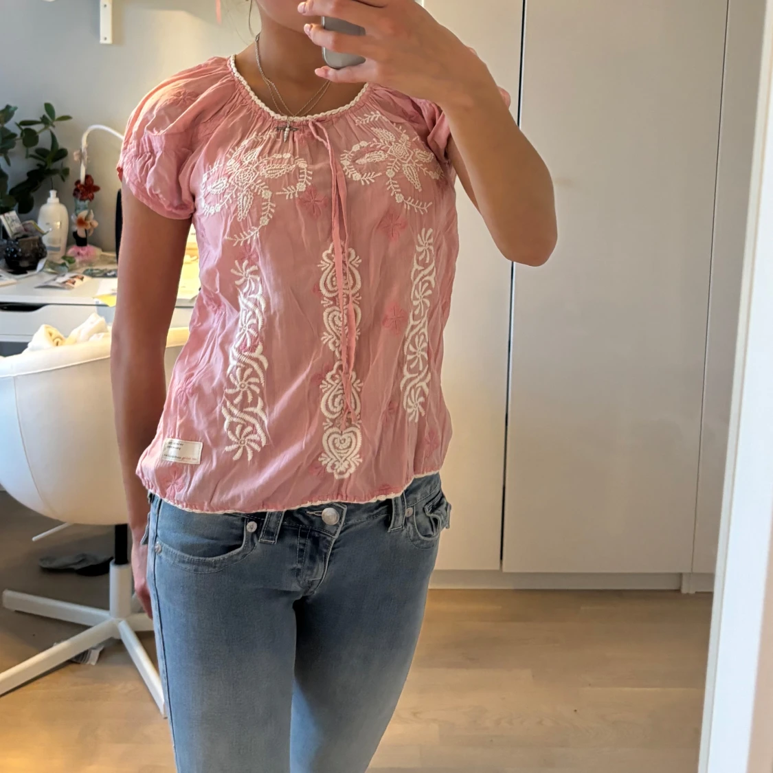 Rosa blus med broderade detaljer - 2