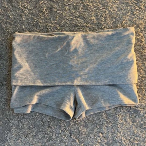 Grå yoga shorts från Gina Tricot - Gråa yoga shorts från gina med en viktmidja. Använt ett par gånger men ser helt nya ut. Skriv privat om du har några frågor eller pris funderingar😊💕