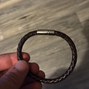 Brunt armband med magnetlås - Snyggt armband i mörkbrunt flätat material med ett stilrent silverfärgat magnetlås. Perfekt accessoar för en enkel men trendig look. 2 st för 79 💥