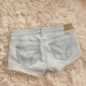 HOLLISTER lågmidjade ljusblåa shorts - Såååå snygga! Midja rakt över ca: 40 cm💞 