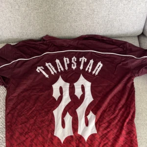 Trapstar fotbolls tröja - Säljer en trapstar fotbolls tröja i storlek S, nästan aldrig änvänd/nytt skick.
