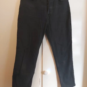 Jeans - Högmidjade jeans i storlek M  Knappar som gylf Ingen åtsittande modell