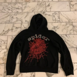 Svart Sp5der hoodie  - En Sp5der hoodie den är i ett bra skick och är storlek M.