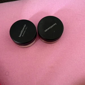 bareMinerals löspuder i två nyanser - Två burkar löspuder från bareMinerals. En i ljus nyans 'original mineral veil' och en i mörkare brun nyans. Båda kommer i runda plastburkar med svart lock. Perfekt för att fixera sminket eller ge en matt finish.