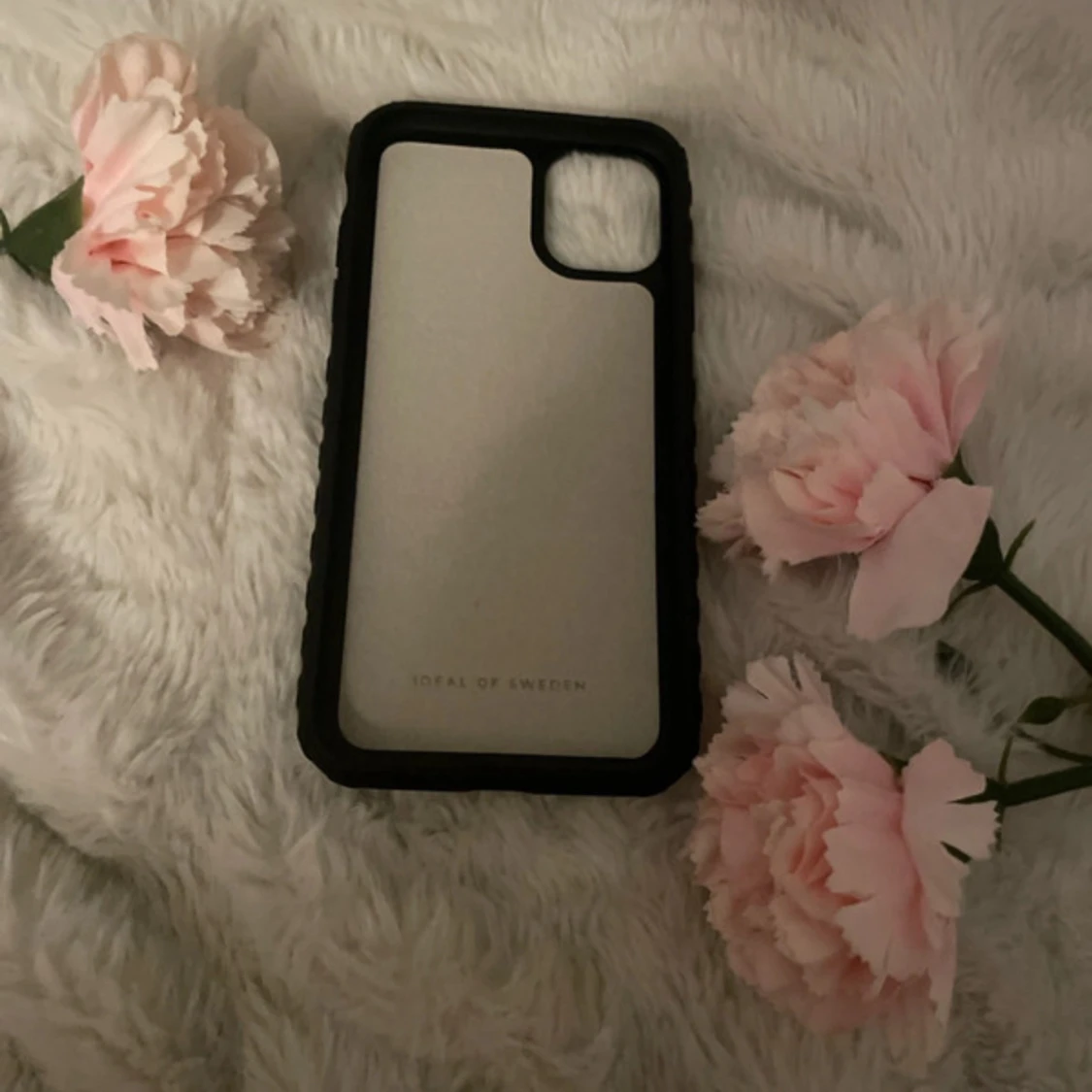 Svart mobilskal från Ideal of Sweden, iPhone 11 - 2