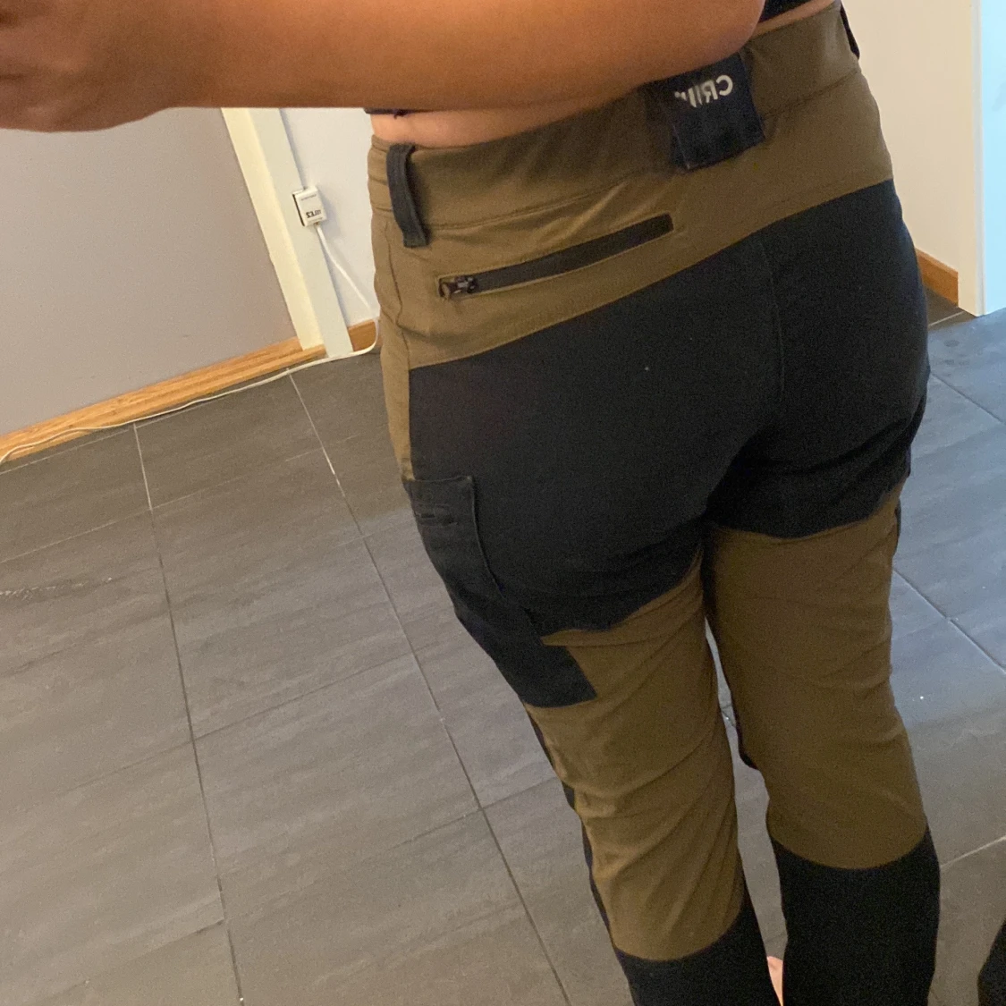 Gröna och svarta friluftsbyxor från CRIW