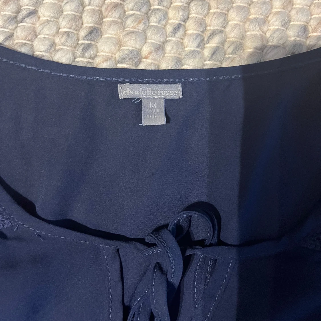 Mörkblå blus med knyt från Charlotte Russe - 1