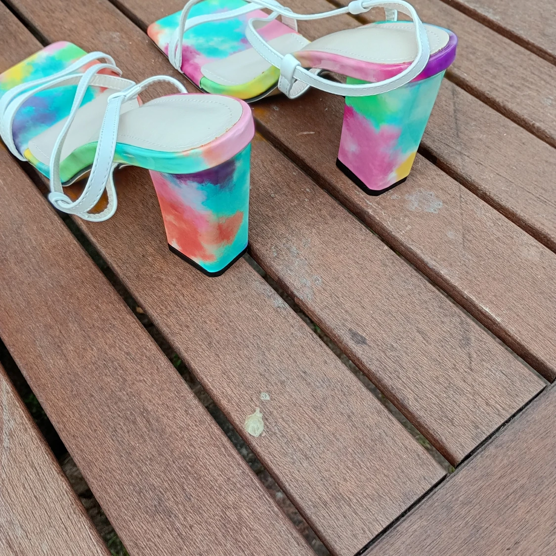 Färgglada sandaler med blockklack och vita remmar stl 42 - 2