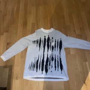 Vit stickad tröja från Zara - Vit stickad tröja med svart abstrakt mönster framtill från zara. Väldigt tunn är den