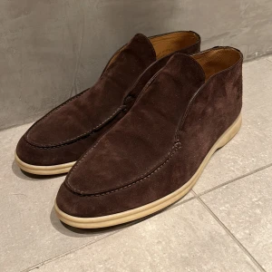 Loro Piana Open Walk - Tja! Säljer nu dessa bruna Open Walks från Loro Piana. Skorna är använda men fortfarande i bra skick. Storlek 41 och en halv men passar mer som 42. Ingen box eller dustbag medföljer. Hör av vid frågor!