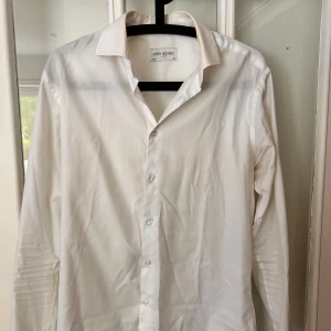 Vit skjorta från John Henric - Klassisk vit skjorta från John Henric Passar till många olika outfits och är ett måste i garderoben.