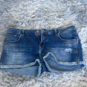 Blå jeansshorts från LTB - Intressekoll på mina ltb jeans shorts! Dem är för stora och Kommer inte till andvändning och är bara andvända ca 2 gånger, köpte för 500 säljer för 350 är öppen för pris förslag ❤️